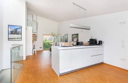Canterbury Condo | Contemporary bolthole, short walk from City