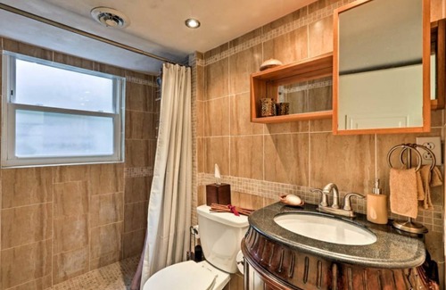 Madeira House | Contemporary Cincinnati Apt w/WiFi Mins to Kenwood