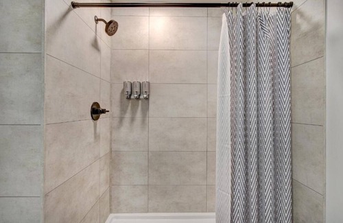 Silverthorne Hotel | Contemporary City Comfort – Boutique Stay Near Nightlife, Shopping & Art Venues
