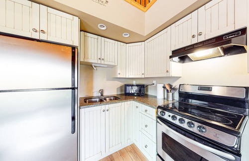 Lac Le Jeune Cabin | Contemporary, dog-friendly log cabin with private deck & full kitchen