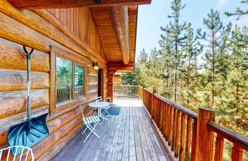 Lac Le Jeune Cabin | Contemporary, dog-friendly log cabin with private deck & full kitchen