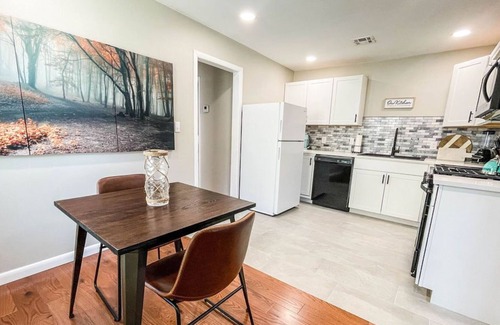 Sapulpa Apartment | Contemporary Duplex with King Bed