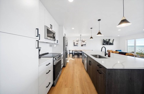 Willoughby House | Contemporary Lake Home with Breathtaking Sunrise and Sunset Views