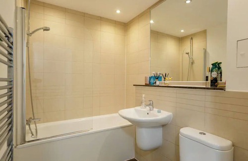 Bromley North Apartment | Contemporary London Apartment with great transport links into Central London