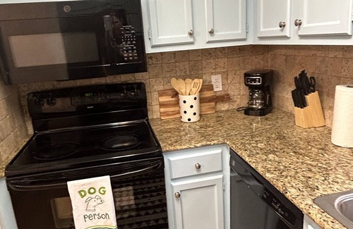 Flowood House | Contemporary Townhome Near Reservoir - Ideal for Couples or Business Travel