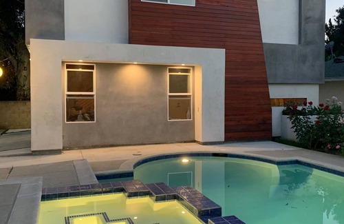 Canoga Park Villa | Contemporary Villa in West Hills