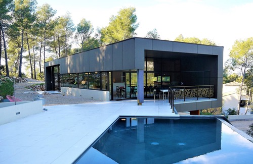 Gemenos Villa | Contemporary villa with 360° views on mountains and only 18 kms from the beaches