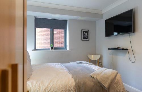 Coventry Apartment | Contractor-Friendly, Private Gated Parking, Fast WiFi, Sofa Bed & Netflix, 5-Min Walk to City Centre, 15-Min Walk to Train Station, Ideal for Relocators & Families