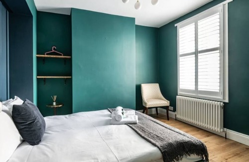 Hove House | Contractors I Relocators I 5 Bed