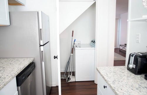 East Point House | Convenient 2-Bed Getaway Close to the Airport