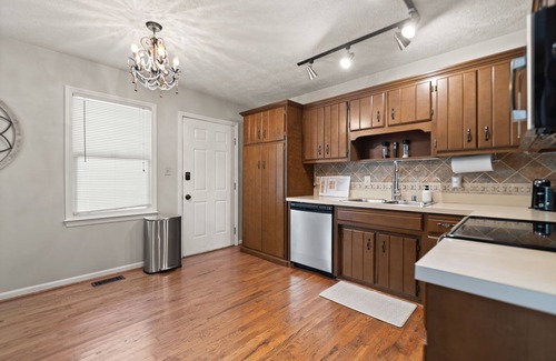 Picadome House | Convenient 3BR, Free Laundry, Wifi, & Parking
