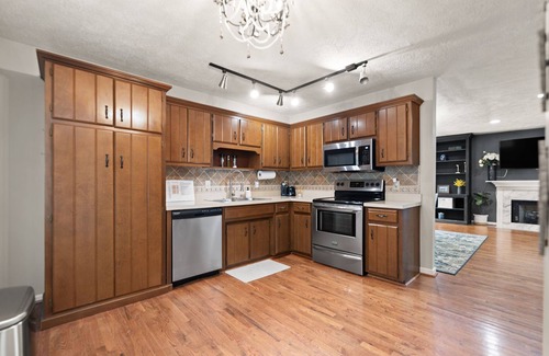 Picadome House | Convenient 3BR, Free Laundry, Wifi, & Parking