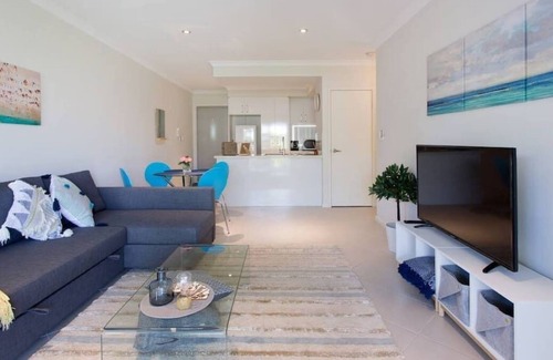 Ascot Apartment | CONVENIENT AIRPORT SUNNY GARDEN WIFI NETFLIX WINE