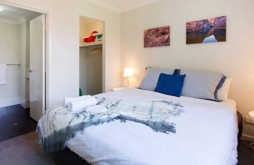 Ascot Apartment | CONVENIENT AIRPORT SUNNY GARDEN WIFI NETFLIX WINE