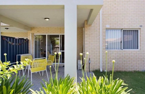 Ascot Apartment | CONVENIENT AIRPORT SUNNY GARDEN WIFI NETFLIX WINE