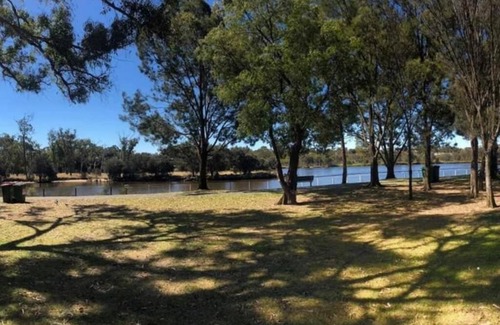 Ascot Apartment | CONVENIENT AIRPORT SUNNY GARDEN WIFI NETFLIX WINE