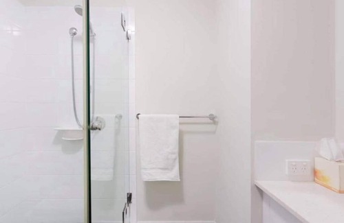 Ascot Apartment | CONVENIENT AIRPORT SUNNY GARDEN WIFI NETFLIX WINE