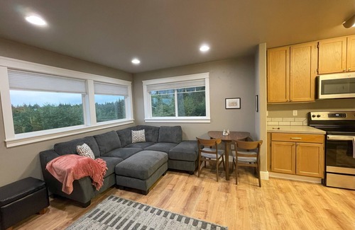 Sitka Apartment | Convenient and bright Cross Trail Vacation Getaway!