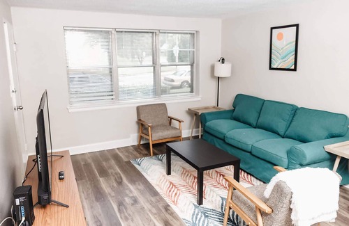St. Louis Apartment | Convenient Apt w/Shopping, Dining & Freeways