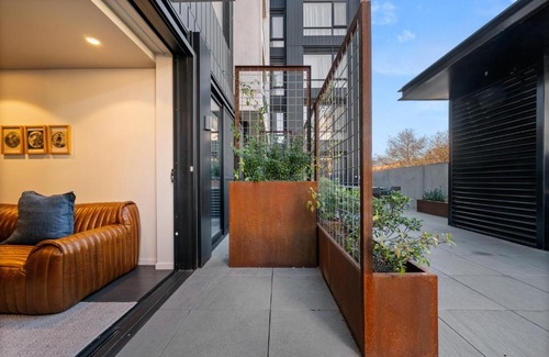 Braddon Apartment | Convenient Braddon Studio with Parking