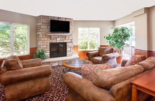 Traverse City Hotel | Convenient Countryside Stay at Knights Inn Traverse City! Pool, Free Parking