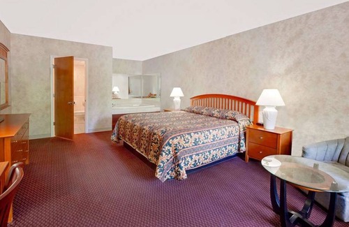 Traverse City Hotel | Convenient Countryside Stay at Knights Inn Traverse City! Pool, Free Parking