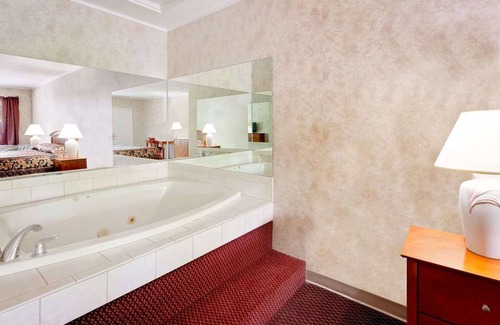 Traverse City Hotel | Convenient Countryside Stay at Knights Inn Traverse City! Pool, Free Parking