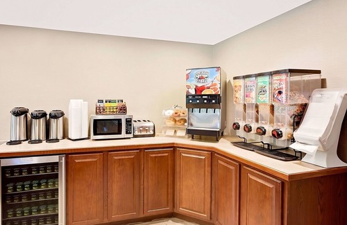 Traverse City Hotel | Convenient Countryside Stay at Knights Inn Traverse City! Pool, Free Parking