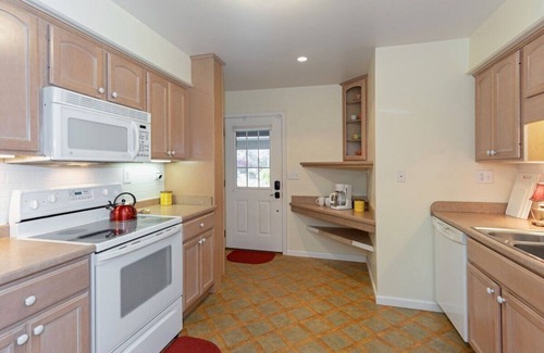 Sylvan Heights House | Convenient in-town location! Quiet, clean, and cozy cottage, 1mi to Main St HVL