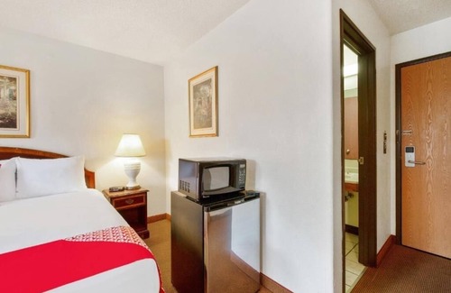 Portage Hotel | Convenient Location Near Lake Michigan Beaches + State Park Trails