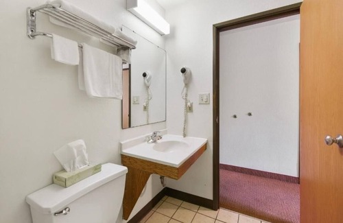 Portage Hotel | Convenient Location Near Lake Michigan Beaches + State Park Trails