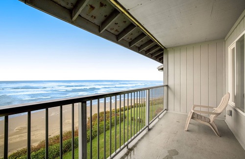Newport Apartment | Convenient oceanfront studio condo with ocean view and seasonal pool