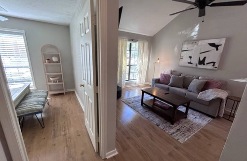 Ridgeland House | Convenient & Renovated 2BD/2BA house near Reservoir, Fenced Backyard, King Bed