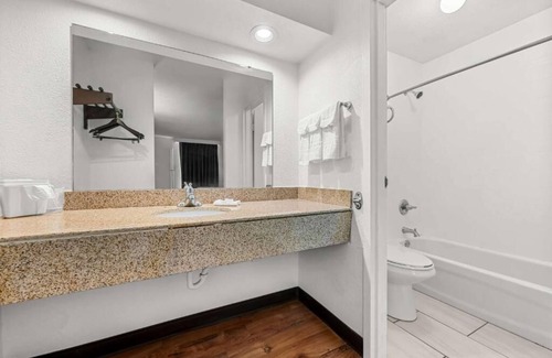 Hamilton Hotel | Convenient Room Right in I-22 | 3 Family Ready Stays w/Free Breakfast