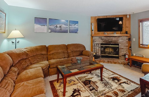 Ludlow Condo | Convenient ski-in/out condo with a fireplace, tennis, washer/dryer, & WiFi
