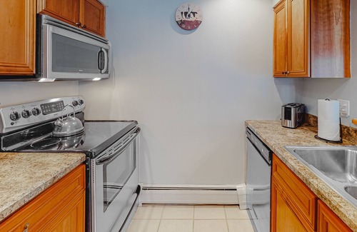Ludlow Condo | Convenient ski-in/out condo with a fireplace, tennis, washer/dryer, & WiFi