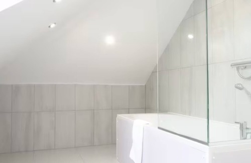 London Borough of Hounslow Apartment | Convenient Studio Flat Near Heathrow Airport Free Parking, 1 King & 1 Single Bed
