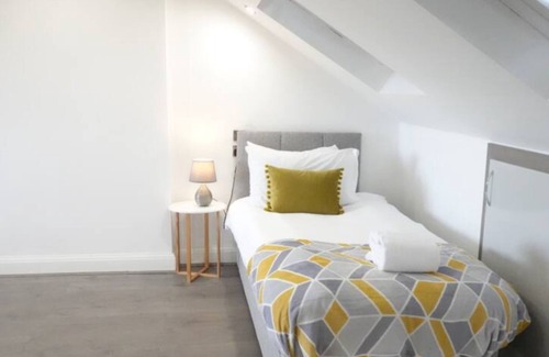 London Borough of Hounslow Apartment | Convenient Studio Flat Near Heathrow Airport Free Parking, 1 King & 1 Single Bed