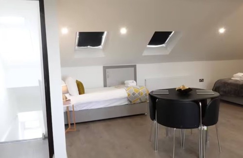 London Borough of Hounslow Apartment | Convenient Studio Flat Near Heathrow Airport Free Parking, 1 King & 1 Single Bed