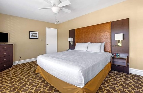 Corte Madera Hotel | Convenient Suite | Near Trails & Dining | Outdoor Pool | Parking | BBQ Area