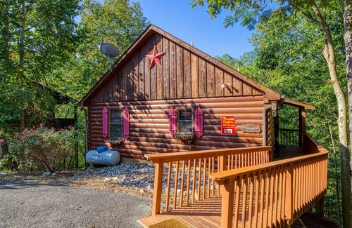 Sevierville Cabin | Convenient to Dollywood and Dolly Splash Country Family Cabin Rental- Hot Tub-Swimming Pool Access