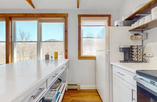 Proctorsville Condo | Convenient village condo w/mountain views, close to Okemo, partial a/c, w/d