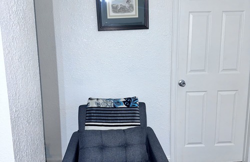Aurora House | Convenient Walkout Basement Apartment, private entrance in Aurora with WiFi