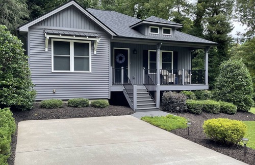 Hendersonville House | Conveniently Located, Only 3 Mile from Downtown Hendersonville !