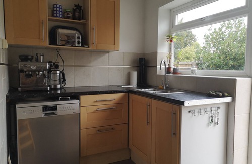 Emsworth House | Conveniently Located, pet Friendly, end Terrace House