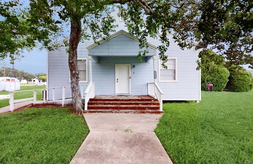 Ingleside House | Conveniently located house with spacious rooms & full kitchen