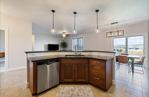 Tri-Cities House | Conveniently located Clean Rambler.