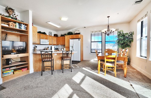 Pinebrook Condo | Conveniently located-Park City condo with deck and mountain views