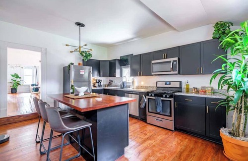 Italian Village House | Convention – Parking Free – Short North - King Bed