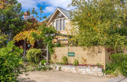 South Hobart Apartment | Converted Sandstone Stable Self-contained studio